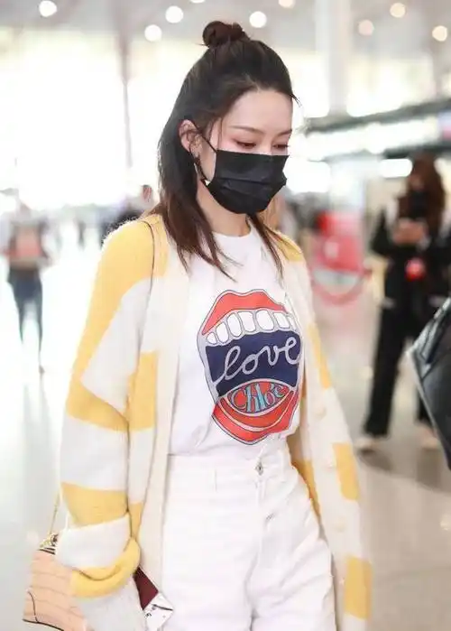 李沁最新机场私服,黄白相间针织衫配印花白t,演绎甜美温柔少女_短裤