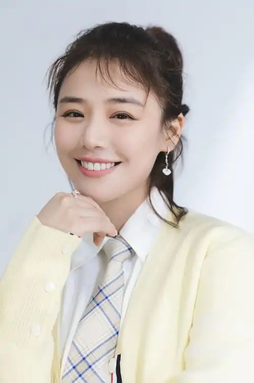 学院风上线!马思纯拍写真率真可爱 打领带穿短裙美腿纤细抢镜