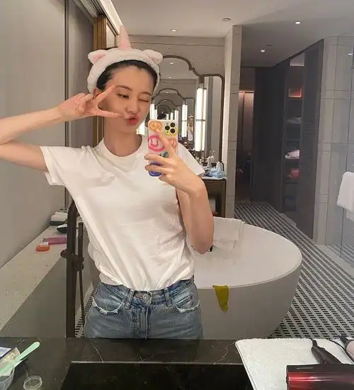 乔欣在浴室玩自拍素颜出镜反差大网友确定是她本人