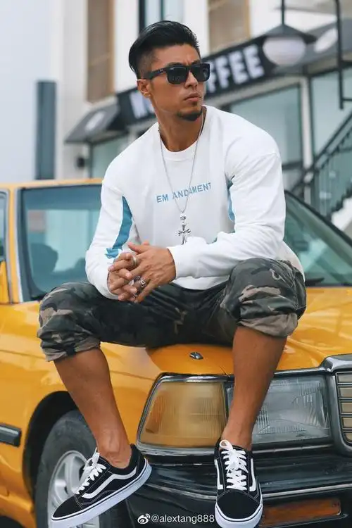 型男大赏ii深色皮肤痞帅痞帅的小胡须肌肉男这大背头也太man了