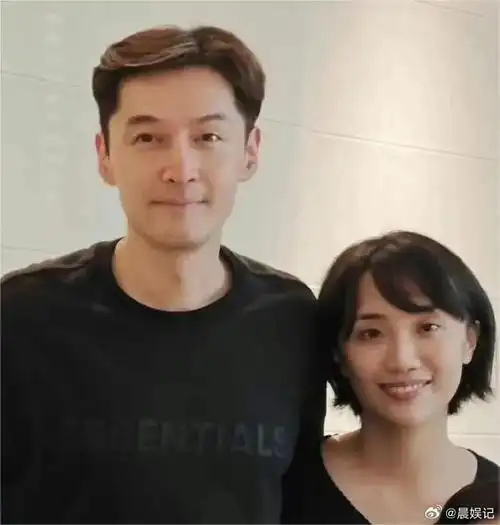 胡歌与老婆同框,两人都身穿黑色衣服,素颜状态亮眼,夫妻俩气质好搭,扑