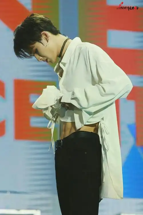 朱正廷汇总图楼:主更腹肌/腰