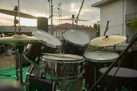 乐器, 拍摄在一个舞台上准备现场音乐会的摇滚乐队照片