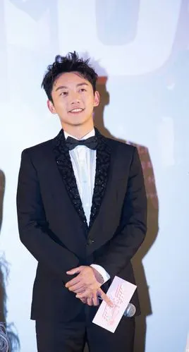 郑恺走出失恋阴影拍摄黑白写真,再次化身为行走的荷尔蒙