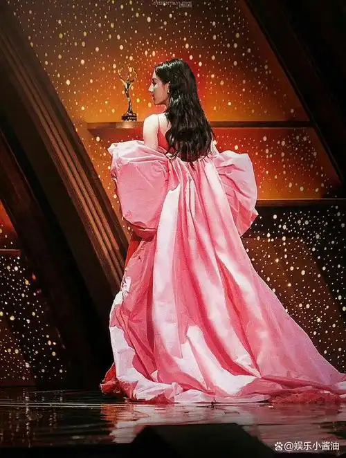 女星背影大合集杨颖像黑天鹅迪丽热巴大秀肩胛骨太瘦了