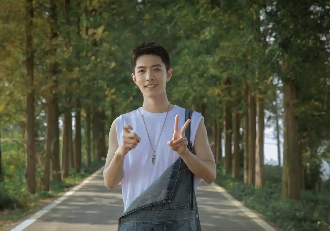 不是肖战粉丝但是存了这几张图,笑容太治愈了!