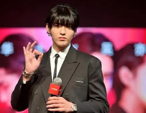 吴亦凡齐刘海造型酷似"西瓜太郎",年近三十脸肿了依旧帅气