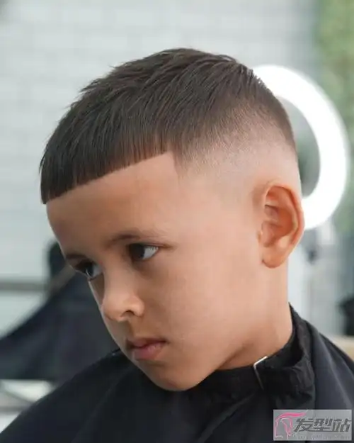 最帅气小男孩发型来了一共有三种雕刻发型小寸头和烫发