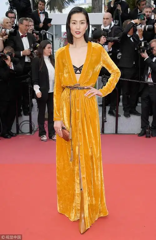 刘雯姜黄色丝绒深v礼服出席戛纳红毯 华丽高贵