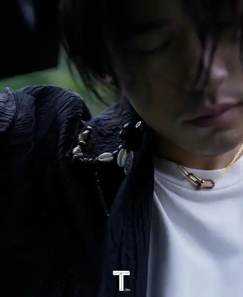 易烊千玺杂志内页大片第二波 烊抱着羊 怼脸镜头下的千玺