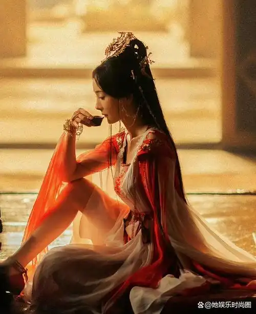 杨幂携一古装仙侠剧来袭,狐妖造型冷艳霸气,搭档90后顶流小生