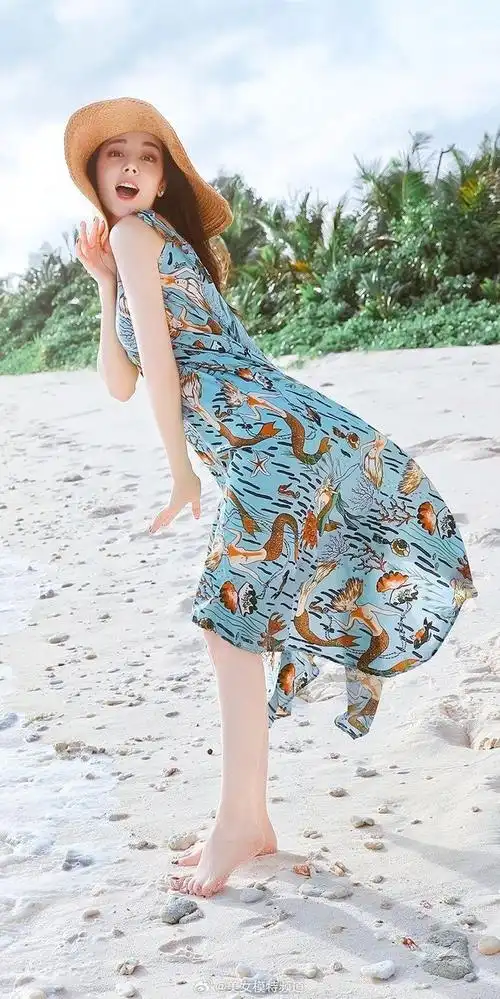 迪丽热巴阳光海滩萌美迷人