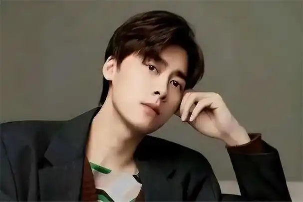 她这些年来的合作似乎总是伴随着不幸,从吴某凡到李易峰,再到邓伦,每