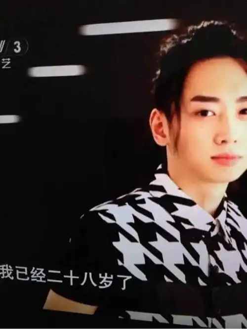 更被网友扒出,魏巡已经结婚了.一条13年的微博上,还有他的结婚照.