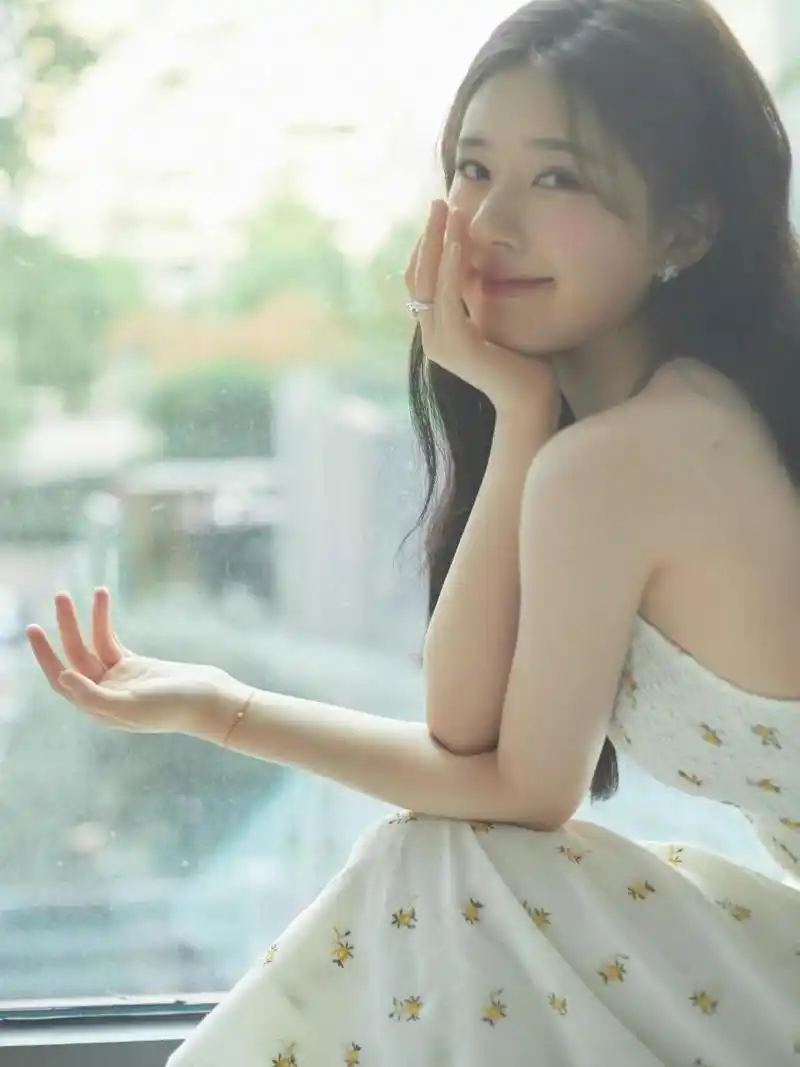 赵露思生日清新碎花裙 ,后背设计也好看!