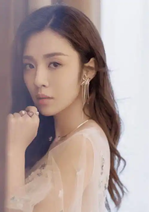 原创看过王晓晨15岁上大学的素颜证件照就知道大家为啥说她没整容