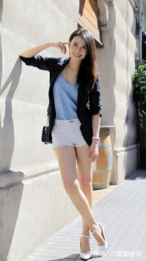 高圆圆生活中穿的很清凉,短裤配吊带也个外衬,是那么的清纯动人,生活
