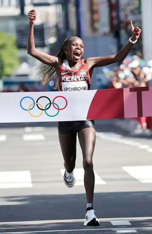 奥运女子马拉松冠军和她们的战靴,就三个品牌|马拉松比赛|东京奥运会
