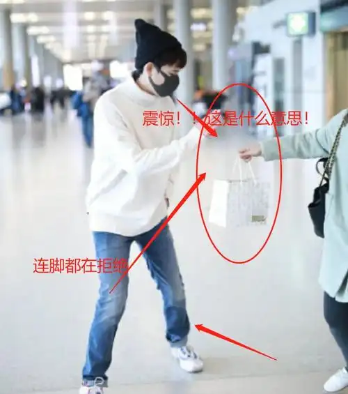 胡先煦被粉丝强行送礼下意识的反应上热搜网友差点笑出猪叫声