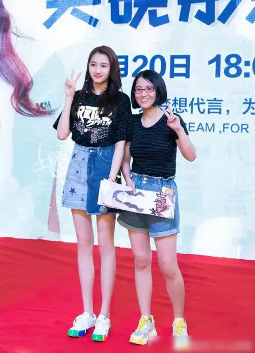 欧阳娜娜关晓彤罕见撞衫一个配1千5短裙一个穿2千9牛仔裤