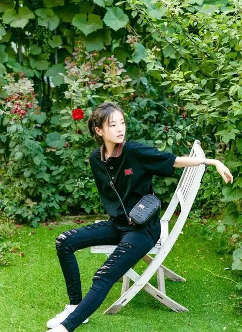 李庚希太会穿搭,黑西装配紧身裤简约风十足,小细腿让人羡慕|破洞牛仔