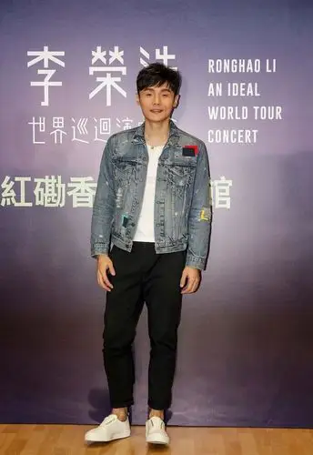 李荣浩虽然眼睛小,但穿衣服却挺大的,一身纯白的造型,显得真壮