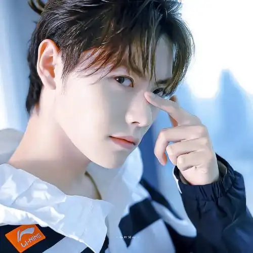 广场收的肖宇梁美图