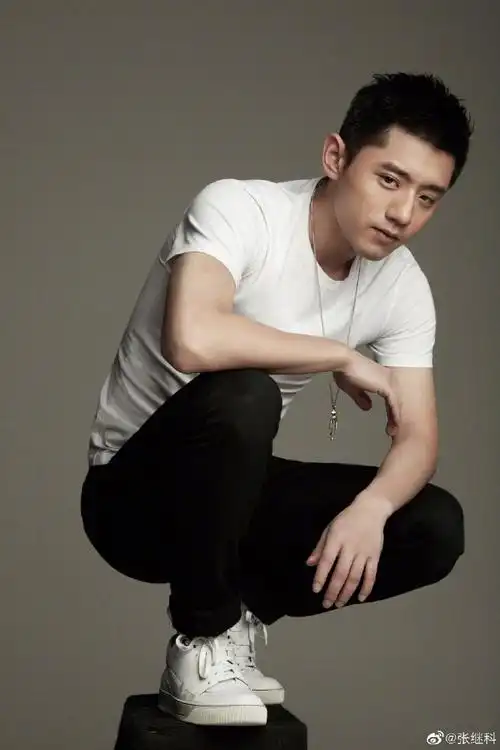 张继科手持巨型球拍##时尚芭莎奇幻种草记