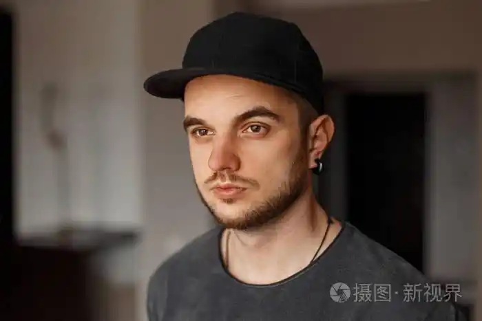 英俊的时髦男人戴着黑色棒球帽