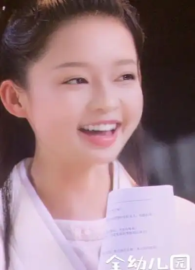 明星也过六一儿童节女神李沁童年照爆出网友百年难得一见呀