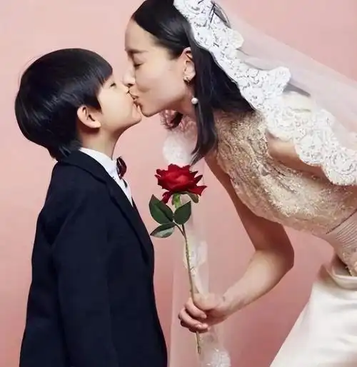 董洁将亲子照拍成"结婚照",亲密动作惹争议:不懂儿大避母吗?