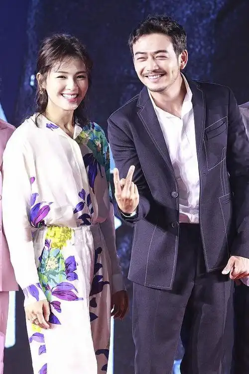 穿露肩裙大秀丰腴身姿,被杨烁后背抱超开心|知性_网易订阅