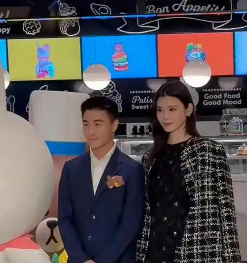 当天奚梦瑶一身黑色小礼服,外加一件小香风的外套,露出大长腿,身高