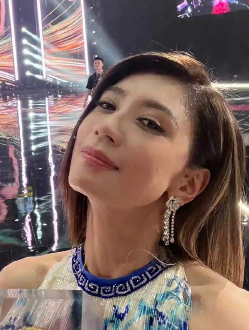 贾静雯在浪姐现场自拍,表情太用力,双眼皮贴都挤出来了,眼尾也有几条