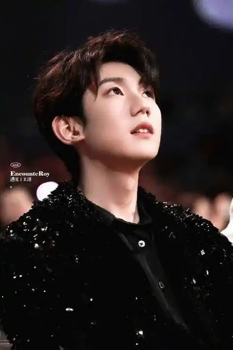 随着年龄的增长,王源对爱情充满憧憬,并且在过去也曾有过恋爱经历.