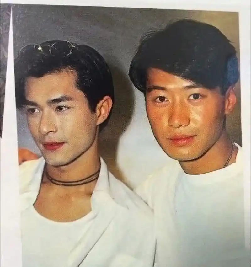 想知道白古时期的古天乐有多白吗?看看他和黎明的合照就清楚了. 67