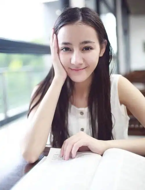 迪丽热巴大学旧照被疯传,当镜头扫过皮肤,不愧是"上戏校花"