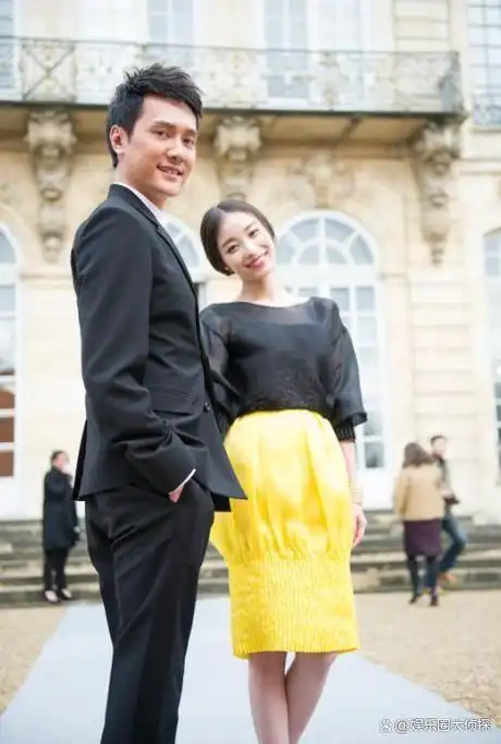 疑似复合冯绍峰赵丽颖带孩子聚餐结束后一同坐车返回家中