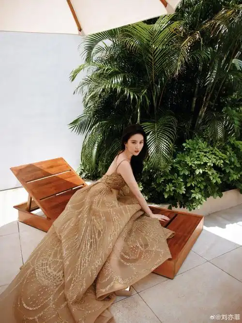 金色高定##刘亦菲立夏营业照##刘亦菲三亚活动人气##刘亦菲37岁状态