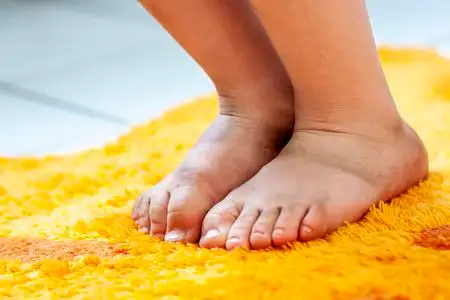 小女孩露出肮脏的脚照片