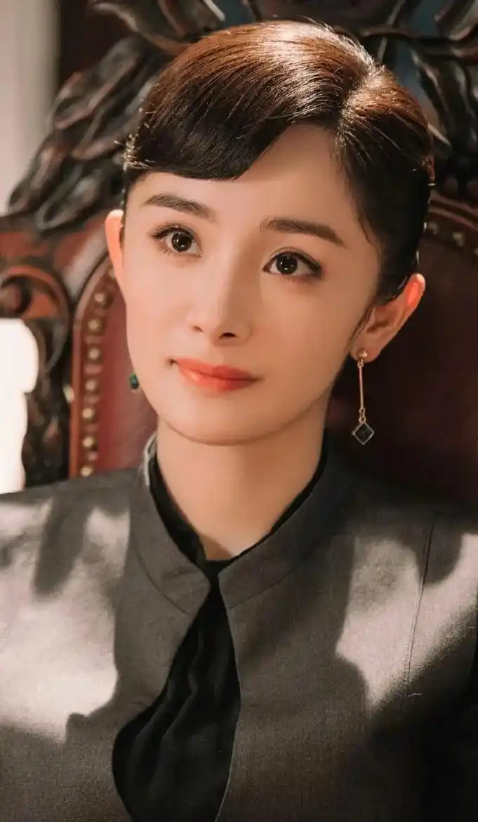 杨幂#民国风"杨幂真的好适合红色"@抖音能量站 @抖音小助 - 抖音