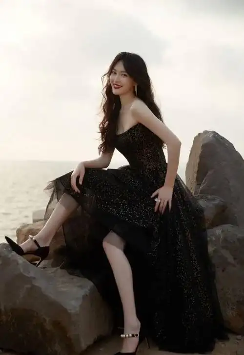 唐嫣的身材还挺有看头的一袭香槟色曳地长裙看着太动人了