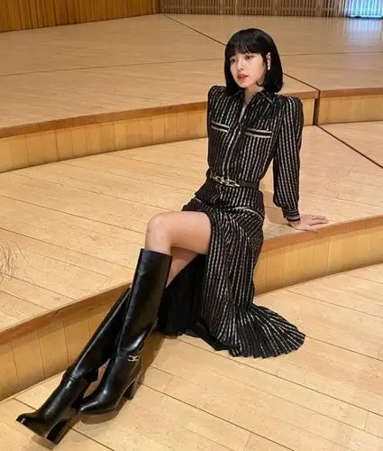 原创lisa终于对"中毒靴"下手了!看清她穿出的腿型后,上帝很公平