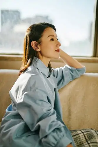 原创40岁董洁出席活动,衬衫配半身裙少女肌抢镜,高清镜头颜值太能打