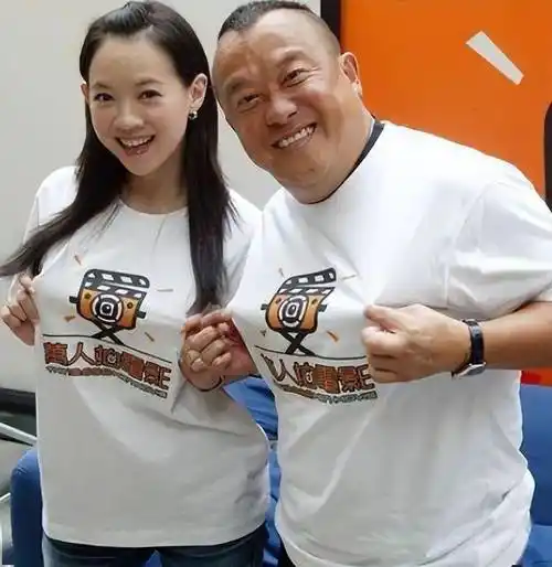 曾志伟和50岁女儿逛街,曾宝仪与年轻时判若两人!