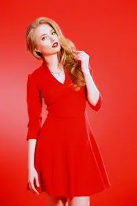 穿红衣服的女人照片