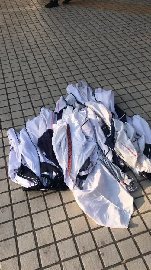 校服是学校和学生的标志