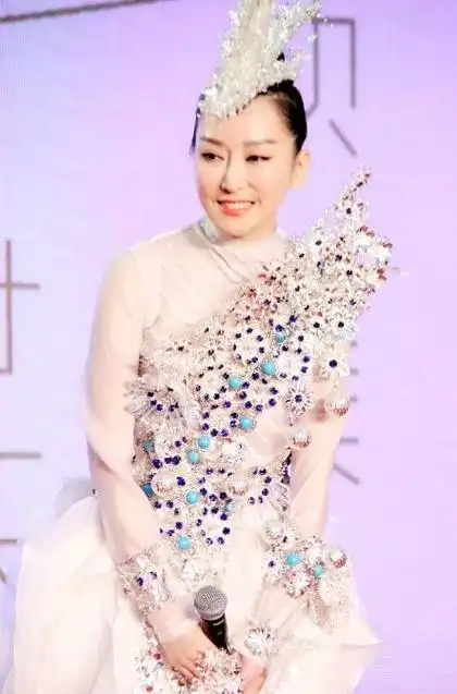 萨顶顶的脸怎么越来越网红了