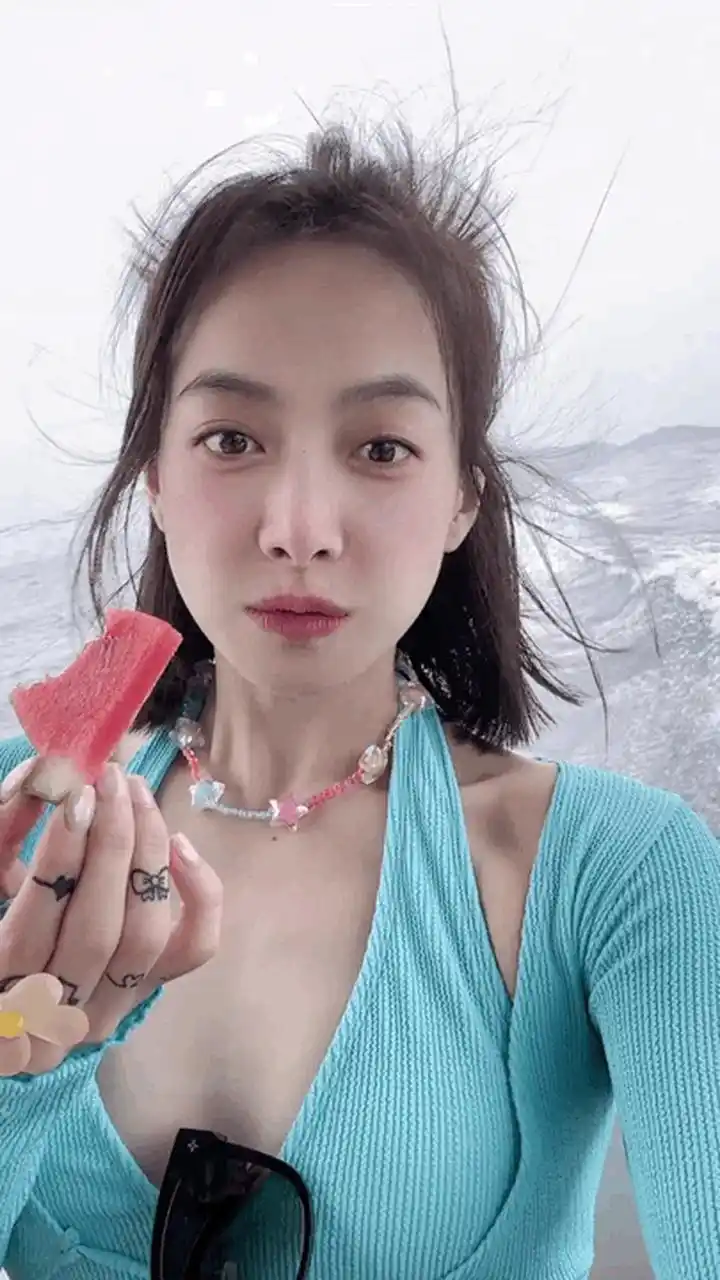 宋茜社交平台更新,在泰国的泳装照,素颜好看.