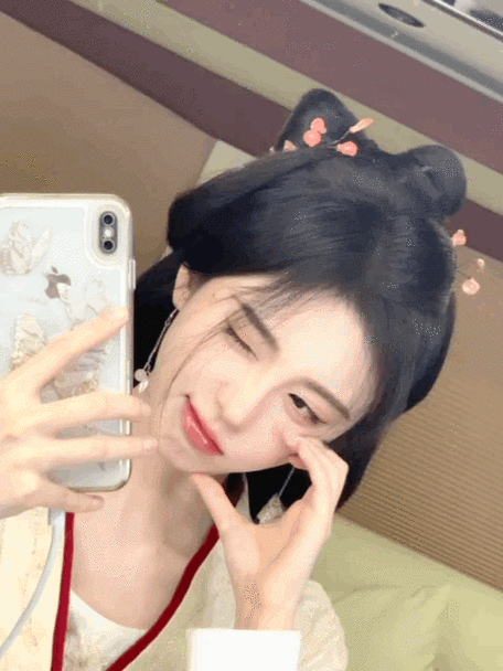 鞠婧祎嘟嘴戳脸live图##鞠婧祎花间令造型对镜自拍